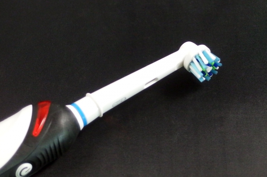 Man lege die Zahnbürste in einen kleinen Ultraschallreiniger, in den man etwas verdünnten Essig gefüllt hat.