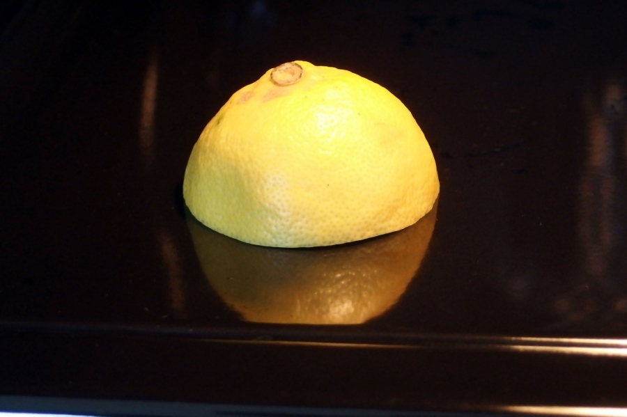 Gegen Backofengerüche: Mit einer halben Zitrone den Backofen ausreiben und mit warmem Wasser nachreiben. Alles wieder frisch und ohne Nachgerüche.