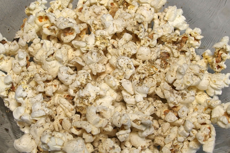 Superlecker! Pikantes Popcorn mit Parmesan selber machen. Auch Kräutersalz oder andere Gewürze schmecken prima.