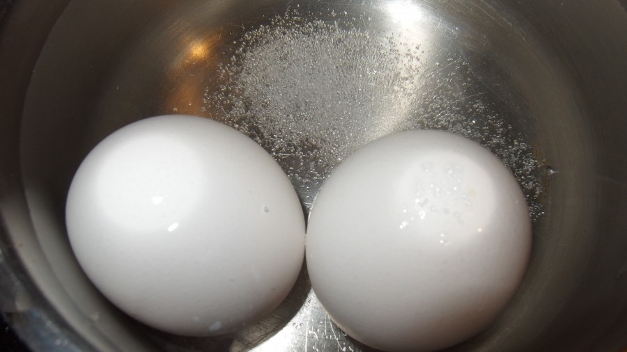 Mit diesem Tipp kann man ein Ei kochen, auch wenn es schon einen Sprung hat, ohne dass etwas passiert.