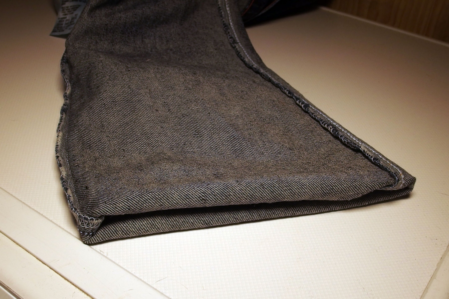 Jeans halten länger, wenn man sie beim Waschen auf links dreht und die Hosenbeine nach innen einschlägt.