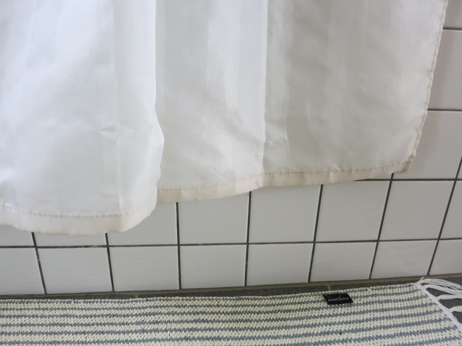 Graubraunen Rand am "Rändelband" des Duschvorhangs, ohne diesen abnehmen zu müssen, sauber bekommen.