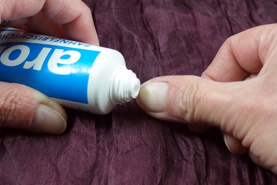 Lasst einfach eure Fingernagelspitzen regelmäßig für ein paar Minuten in Zahnpasta einweichen, ihr werdet sehen, dass sie bald heller werden und ihr euch das Manikürestudio sparen könnt.