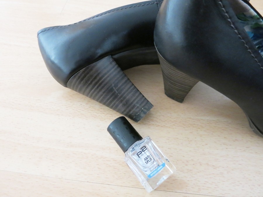 Bei neuen Schuhen am besten die Absätze direkt nach dem Kauf mit Klarlack lackieren. So vermeidet man das Durchblitzen des weißen Kunststoffs!