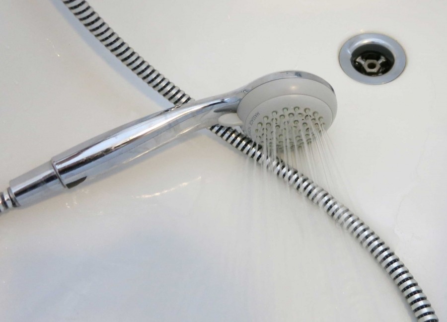  Dusch-Abfluss verstopft? Einfach einen alten Duschschlauch von Metallmanschetten befreien, in den Abfluss schieben und Schmutz lösen!