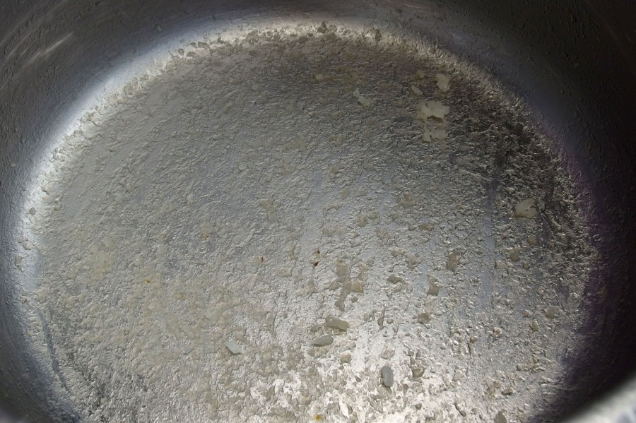 Eingebrannte Töpfe mit Selterswasser und einem Esslöffel Salz wieder sauber bekommen.