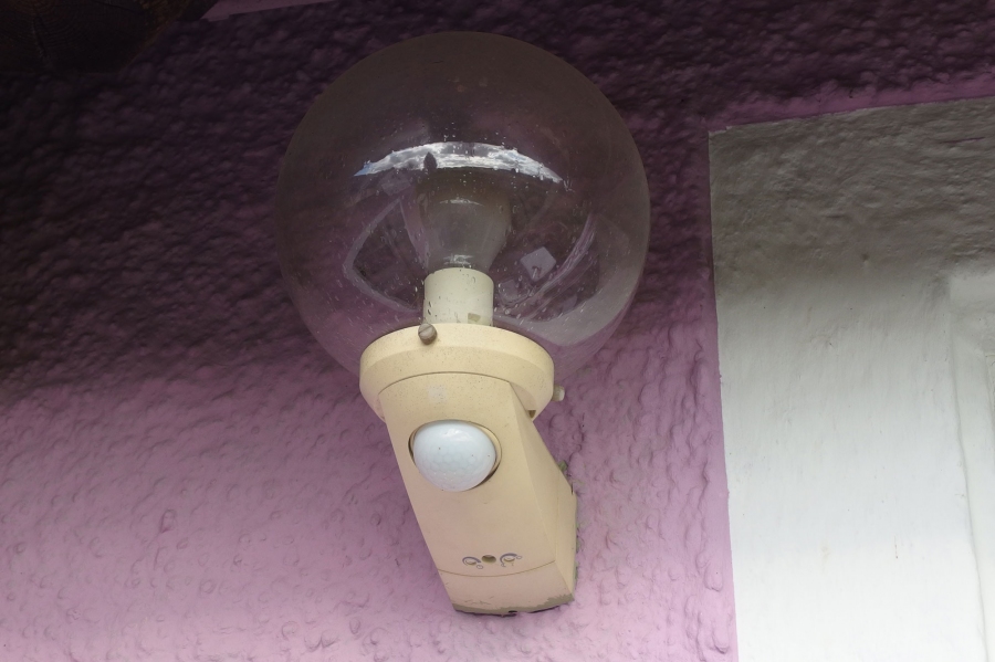 Mit einer Außenlampe mit Bewegungsmelder kann man Strom sparen.