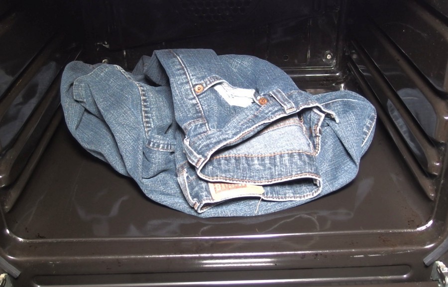 Wenn's mal schnell gehen muss und du keinen Wäschetrockner hast: Nasse Jeans im Backofen trocknen. 