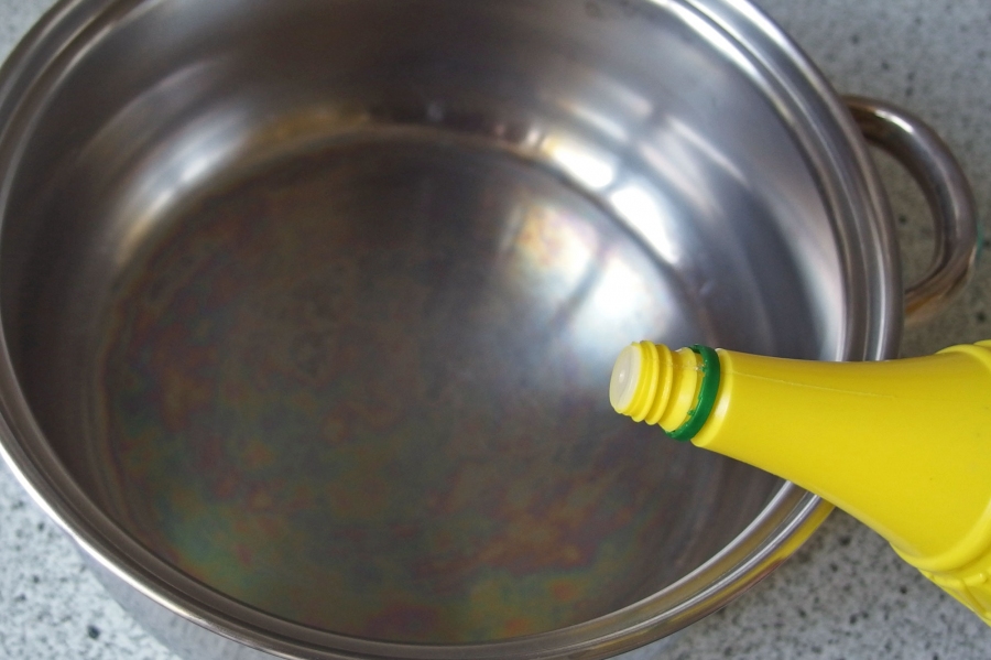 Regenbogenartig schimmernde Pfannen lassen sich mit Zitronensäure reinigen.