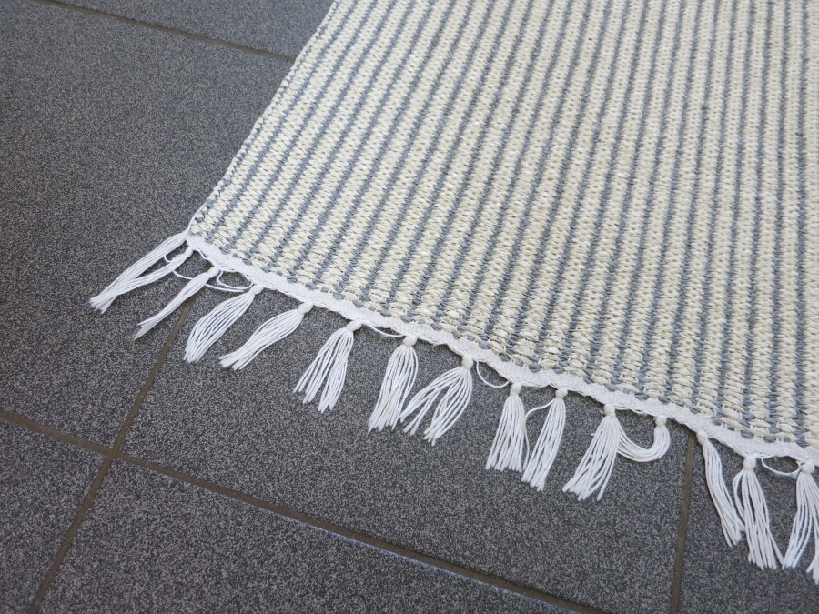 Teppichfransen sehen schnell verschmutzt und unschön aus. Mit diesem Tipp bleiben sie besser liegen und auch länger sauber.