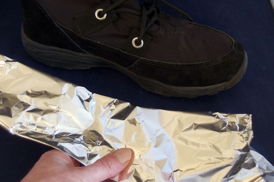 Prima Isolierung für die Schuhe im Winter: Extradicke Alufolie mehrmals falten und in die Schuhe legen.