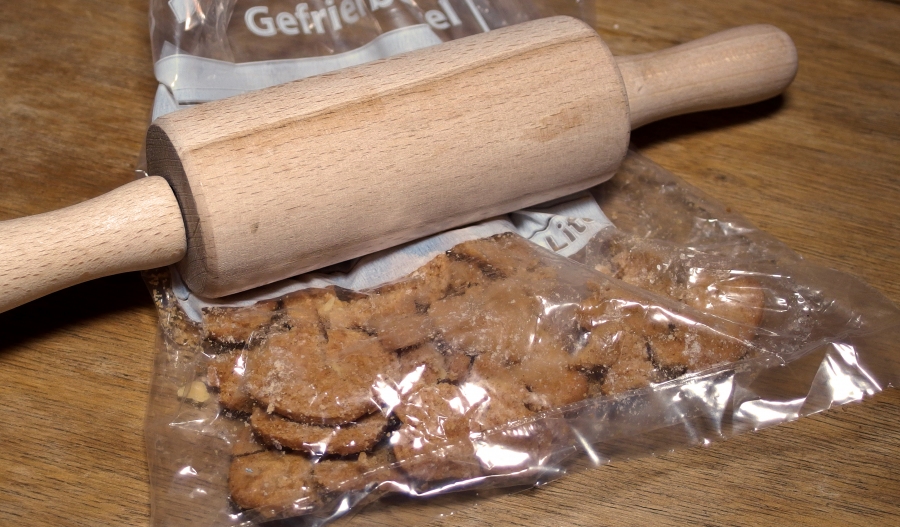 Eine ziemlich saubere Sache: Löffelbiskuits oder Kekse im Gefrierbeutel zerkrümeln.