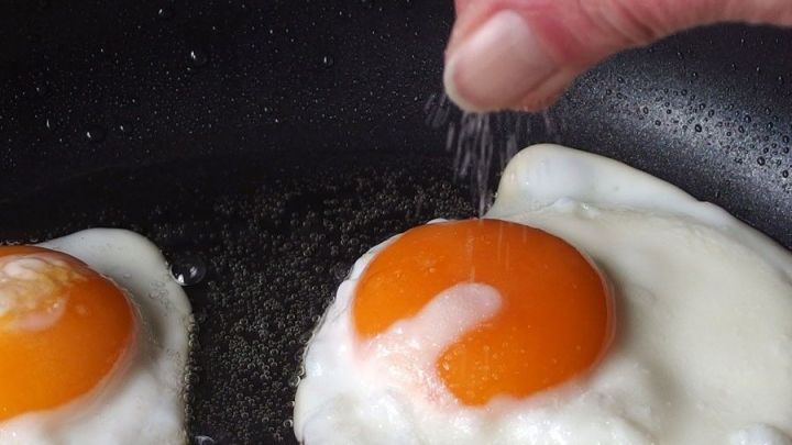 Spiegelei richtig würzen mit mit Pfeffer, Curry, Oregano und Zucker.