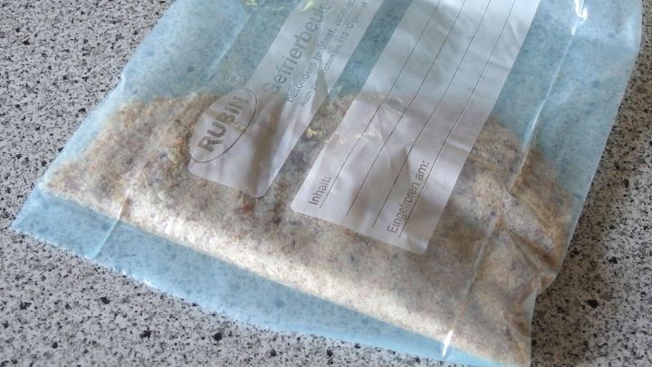 Schnitzel im Gefrierbeutel panieren: Die Küche bleibt sauber und man verbraucht weniger Panierung.