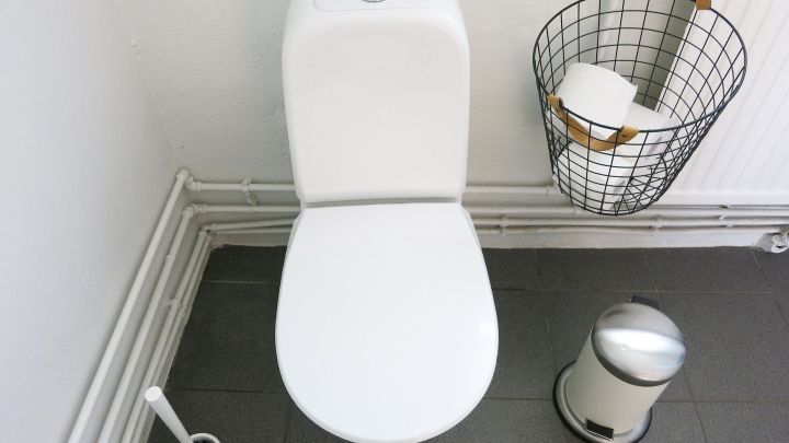 Schmunzeltipp, zum Toilettenwasser sparen: Mit einem Backstein im Spülkasten Wasser beim Spülen einsparen.