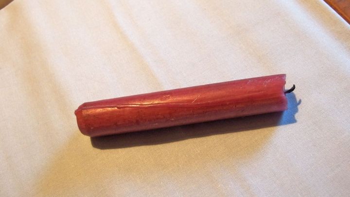Fragst du dich, wie du Wachsflecken aus der Tischdecke entfernen kannst? Dann hilft dir dieser Tipp dabei.