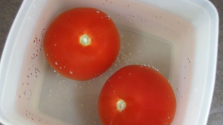 Matschige Tomaten werden wieder knackig mit Eiswasser.