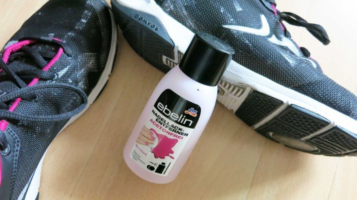 Ohne Probleme bekommt man schwarze Streifen an Schuhen mit Nagellackentferner entfernt. Die Farbe bleicht dabei nicht aus.