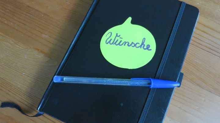 Um Stress mit Geschenken zu vermeiden, kannst du ein Buch mit allen beiläufig erwähnten Wünschen deiner Lieben führen!
