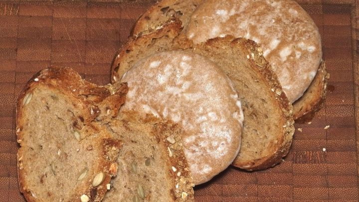 Harte Lebkuchen kann man mithilfe von frischem Brot und einem Frischhalte-Beutel wieder schön weich bekommen.