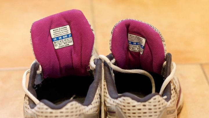 Bei Joggingschuhen kann man das Herstellungsjahr in der Lasche herausfinden. So kauft man nie aus Versehen das alte Modell!