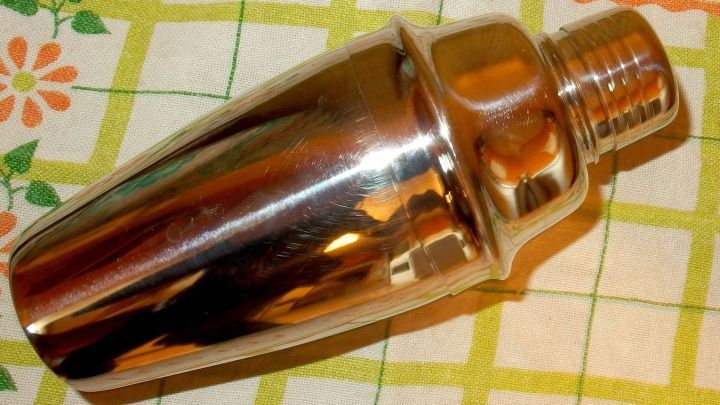 Dieser Tipp stellt eine Methode vor, wie man einen klemmenden Cocktailshaker wieder auseinander bekommt.