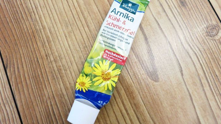 Arnikasalbe hilft hervorragend gegen Mückenstiche. Viel besser als Fenistil und ist auch billiger, vor allem, wenn man sie in der Drogerie kauft.