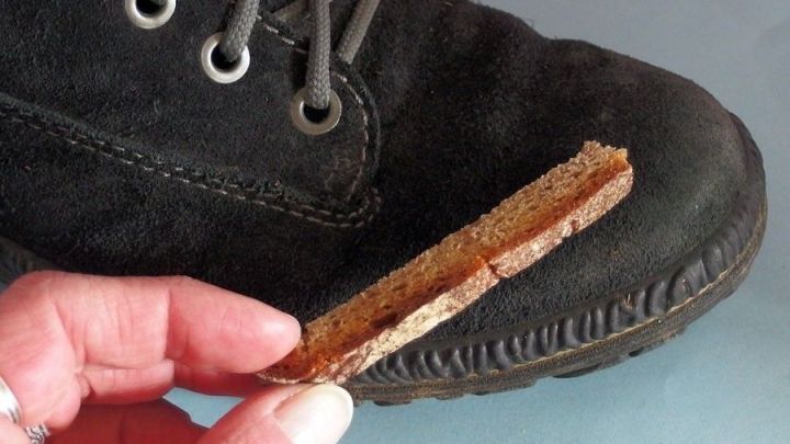 Wildlederschuhe reinigen mit Brotrinde und Bürste.