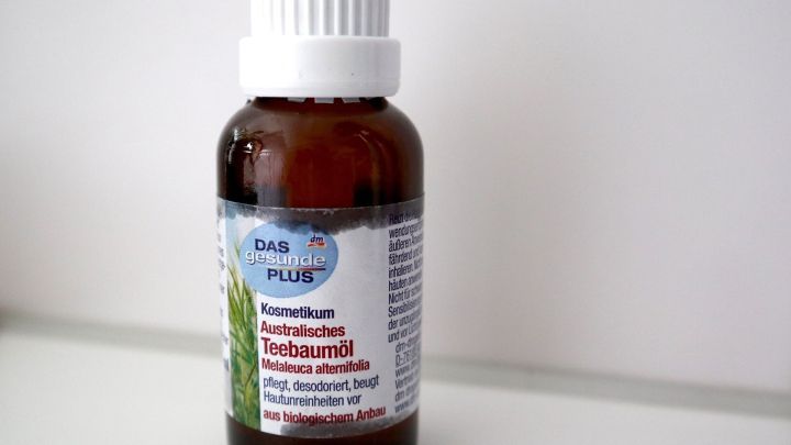 Sekundenkleber auf der Haut ist besonders unangenehm: Wie bekommt man ihn wieder entfernt? Nimm verdünntes Teebaumöl!