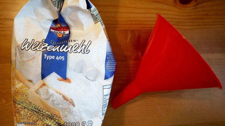 Mithilfe eines Trichters lässt sich das Verklumpen einer Soße verhindern.