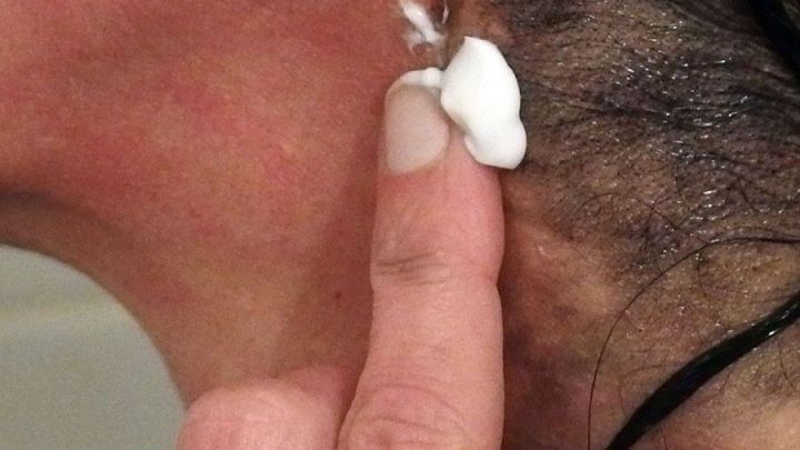 Flecken von Haarfarbe auf der Haut kann man mit Zahnpasta entfernen.