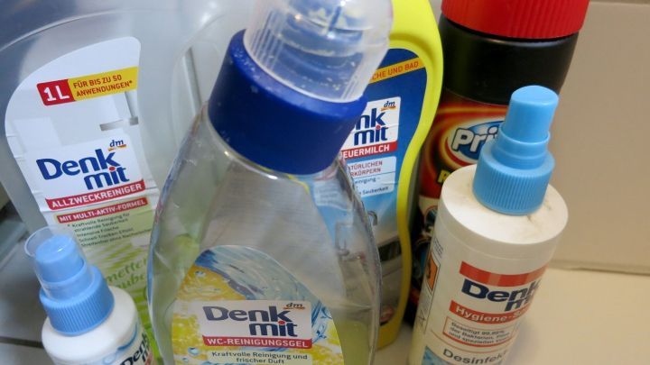 Auch beim Putzen kann man umweltbewusst sein: Mit weniger Spülmittel und Wasser bekommt man das Klo ebenso sauber!
