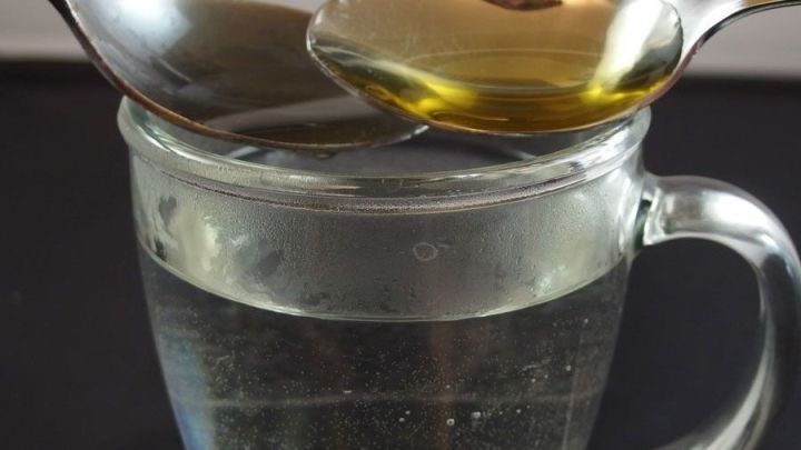 Heißes Wasser mit Honig und Apfelessig gegen Erkältung.