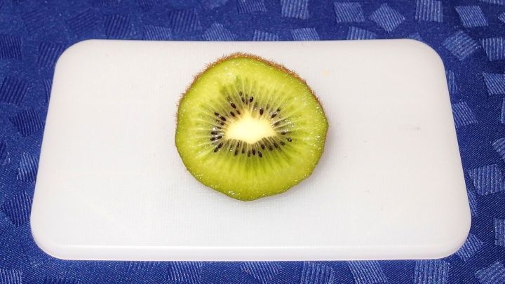 Kiwis beinhalten ein Enzym, dass das Milcheiweiß spaltet. Deshalb eignen sie sich sehr gut als Fleischzartmacher.
