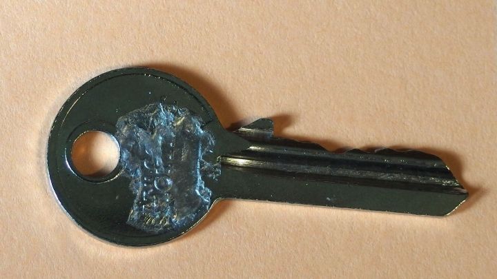 Klebereste kann man gut mit Petroleum entfernen - Petroleum ist auch geeignet, als Leichtmetallfelgen- oder Fahrrahrahmen-Reiniger.