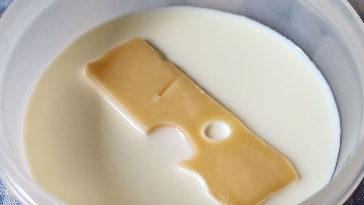 Wenn der Käse angetrocknet ist, einige Zeit in Milch einlegen, bis er wieder genießbar ist.