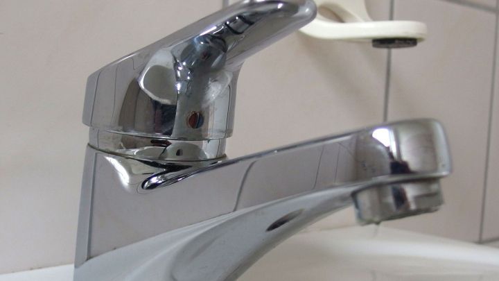 Armaturen pflegen: Ein super Tipp gegen Kalkflecken an den Chromarmaturen im Bad.