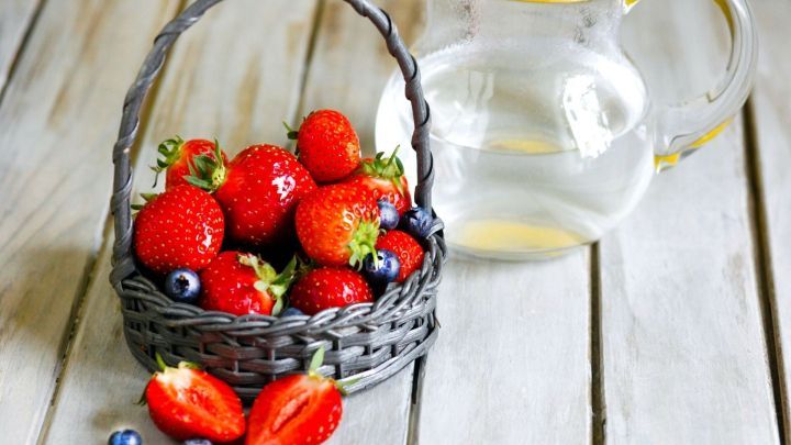 Obstflecken sind schnell passiert, doch mit diesem Trick sind sie genauso schnell wieder entfernt: Einfach kochendes Wasser auf den Fleck gießen.