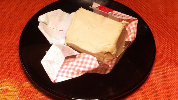 Mit frischer Hefe gegen Kalk im Klo vorgehen.