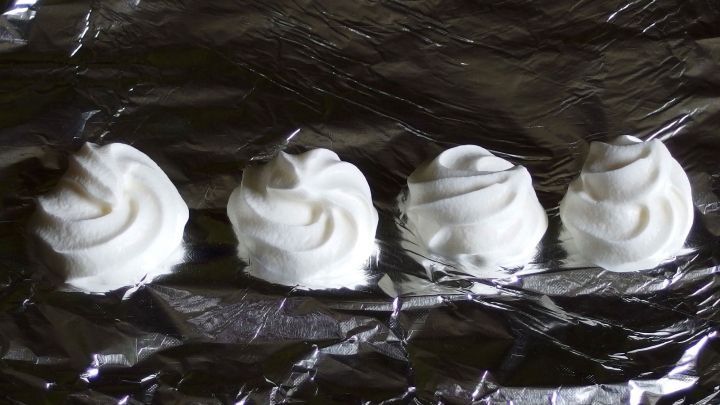 Schlagsahne Reste als Tuffs einfrieren - ein idealer Vorrat an Verzierungen für Torten und Desserts.