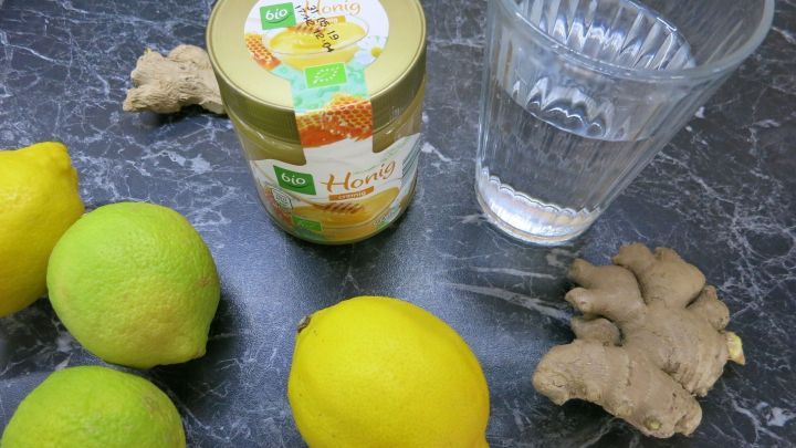 Leckerer und gesunder Ingwerdrink zum Selbermachen. Zusammen mit Honig und Zitrone schmeckt das Getränk einfach himmlisch!
