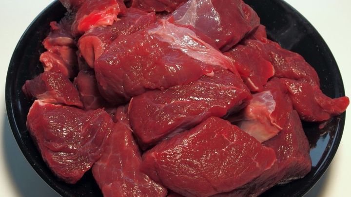 Portionieren von gefrorenem Fleisch - Portionen sägen mit einer Säge und in der Mikrowelle auftauen.