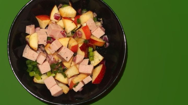 wurstsalat mit aepfeln