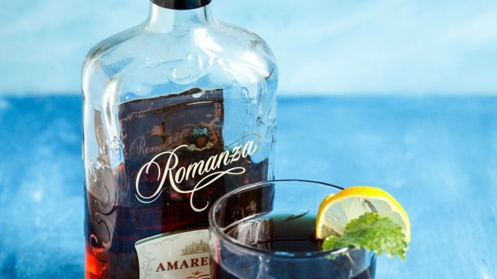 Hast du schon mal Amaretto mit Apfelsaft getrunken? Die Kombination schmeckt wirklich lecker. Probiere es mal aus.