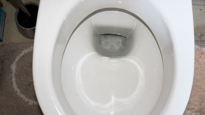Mit einem Stück Nassschleifpapier der feinsten Körnung lassen sich die Metallschlieren mühelos ohne Schaden beseitigen.