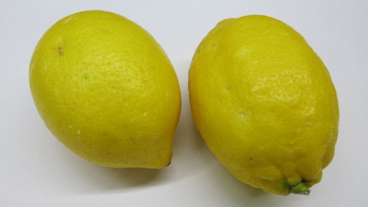 Halsschmerzen? Zitronensaft mit Wasser verdünnen und gurgeln: schmeckt nicht gut, aber hilft.