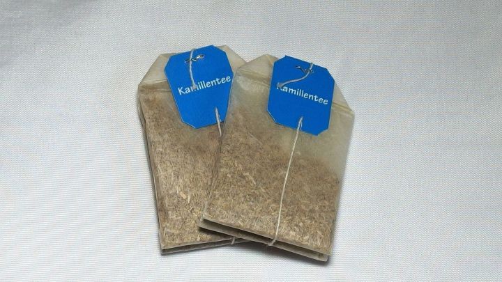 Bei etwas stärkeren Sonnenbrand helfen Kamillenteebeutel.