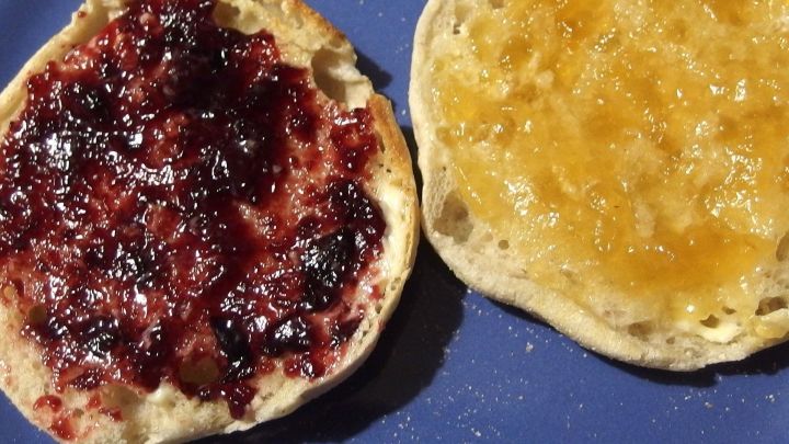 Ein kleines Stückchen Butter verhindert die Schaumbildung an der Oberfläche von Marmelade.