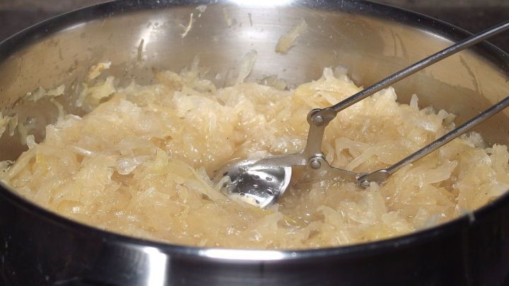Sauerkraut pikant würzen mit Gurkeneinlegegewürzen.
