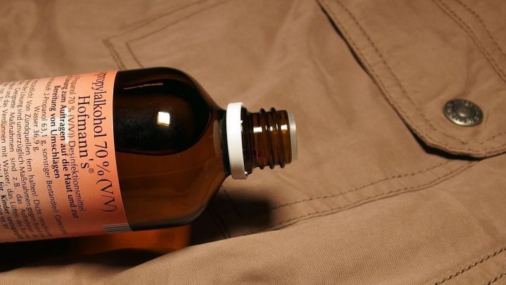 Mit Isopropenyl aus der Apotheke Teerflecken von empfindlichen Materialien entfernen.